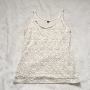  - Pärlvitt linne från ett märke som heter Pimkie. Spetstyg över linnet på framsidan. Underbart skönt material som går att matcha till det mesta. Bra skick!