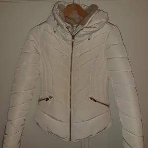 Zara jacka 💕 - Superfin och varm jacka ifrån Zara. Är i nyskick och har inga tecken på användning, knappt använd alls💕💕 köpt för 800 kr och priset är diskuterbart💕 kan mötas i sthlm💕
