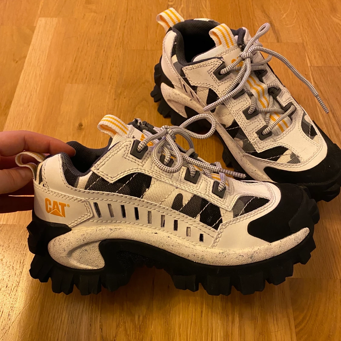 CAT sneakers strl 36