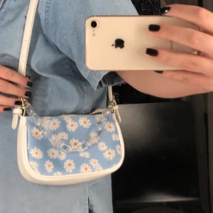 Blommig väska  - Jättefin blommig väska från Shein som jag inte haft särskilt länge. Ganska bra kvalitet med långt axelband och kedja av plast.  Hör av er om ni vill ha måtten på väskan! Nypris: 79 Kostnad: 20+frakt