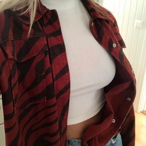 Tunn jacka - Säljer denna snygga jacka som är tunn! Väldigt gott skick på den💞