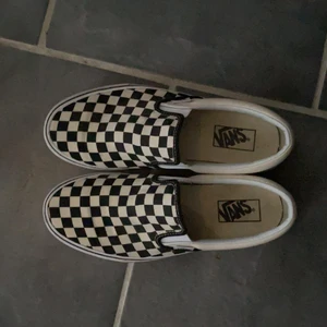 vans slip-on - vans checkerboard slip-on i bra skick. säljer pga för liten storlek. frakt 50kr 🤎
