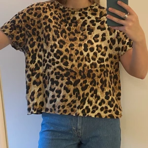 Box t-shirt med leopardmönster - Säljer en box t-shirt med leopardmönster                Använd fåtal gånger men skönt material!                   Köparen betalar frakt som tillkommer! 🍒
