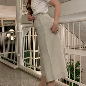 ett par vida byxor från zara 🐪 - Ett par beiga byxor från zara. Använts ytterst ställan 🐌 Priset går alltid diskutera!!