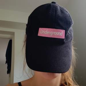 Keps med text ”Underground” 