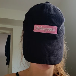 Keps - Keps med text ”Underground” 