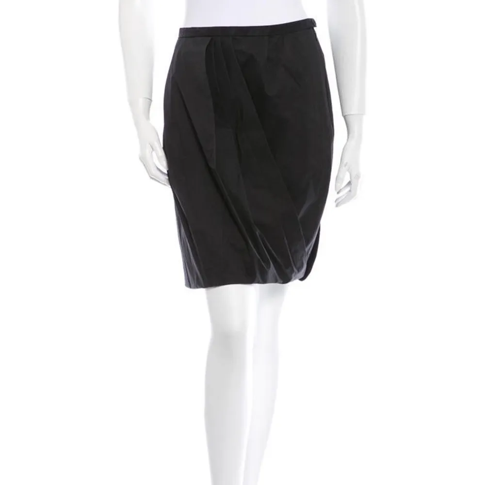 Acne Moholy leather skirt from the Spring/Summer 2009 collection. Draped pleating, button closure and concealed side zip, size 36.. Klänningar.
