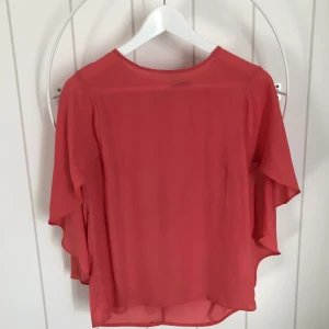 Blus Storlek S - Jättefin blus med fint fall över armarna. Storlek S. Kan skickas med post, köpare står själv för frakten.