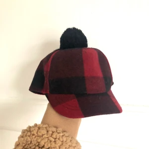 Filtkeps monki skogshuggare boll - Keps i filt med rutigt mönster. Boll på toppen. Från Monki. 