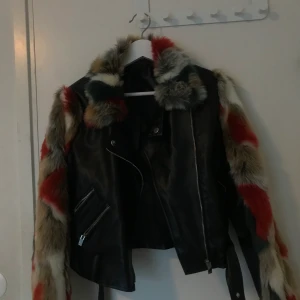 Svart skinnjacka med päls - Skinnjacka med fake päls ifrån Shein i strl M, Säljer pga för stor och aldrig använd. Nypris var 419kr , säljer för 200 + frakt 😊