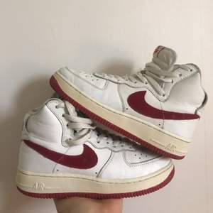 galet snygga höga Air Force 1’s Jättebra skick men vintage och använda. Röd sula och röda detaljer. Bara skriva om du är intresserad eller har frågar❣️❣️❣️