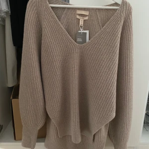 Wool blend tröja - Äkta ull tröja, nypris 1299kr, premium quality, i storlek S, färgen är ljusbeige! Aldrig använd 