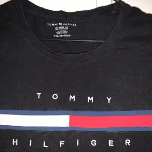 T-shirt från Tommy Hilfiger, superfint skick och trycket är lika ifyllt som när jag köpte den💓 är XXS men passar folk med S också😽