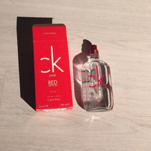  - Calvin Klein parfym red for her. Använd så få gånger att den ser ut som ny. 100ml. Man får den så som jag köpte den, med kartong och en kork till