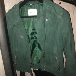  - Säljer en äkta mockajacka, kostade runt 2000kr, jätte fin förg svår att beskriva.