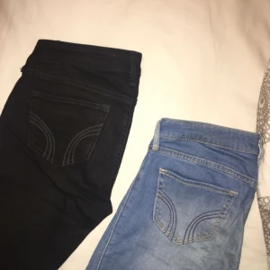  - Skinny jeans från Hollister, sparsamt använda! Båda är samma storlek: W26 L29. Motsvarande XS/S. De är tighta hela vägen ner till fötterna. Svart och ljus/mellanblå färg. 100kr styck, 150 för båda:) köpare står för frakt, kan mötas upp i Göteborg.