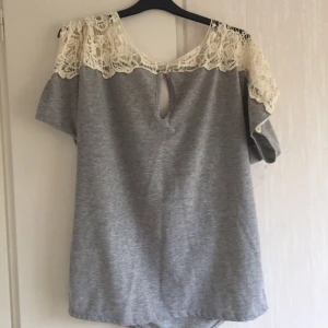  - Säljer en T-Shirt m spetsdetaljer kan mötas upp eller står köparen för frakt