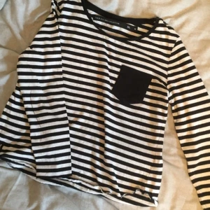  - Svart/vit randig långärmad t-shirt! 50kr pp 🌸