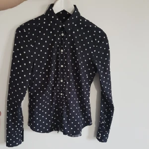  - Marinblå slimfit skjorta från gant 🌸  