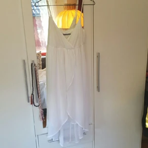 Klänning - Soaked Klänning, Vitt tunt tyg med silke inuti. Väljer att sälja för jag tycker att den är lite för lång på mig då jag är 162cm lång. 