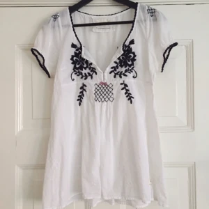  - Blus från Odd Molly med fina broderier i blått.