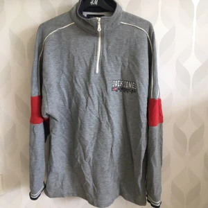  - Mysig Jack and Jones tröja, använd fåtal gånger