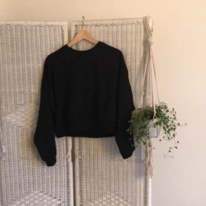  - Svart långärmad tröja som är kort vid magen! Tunt tyg