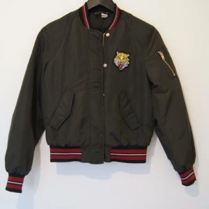  - SJUKT snygg bomber jacka, super fräsch och knappt använd! Storlek 32 men stor i storleken som ni ser, jag brukar ha storlek S i vanliga fall (och min syster med storlek M passar i den med). 200 kr!  