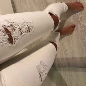  - Vita jeans, knappt använda. Passar XS/S/M. Köpare står för frakt. Hämtas i Gbg/Mölndal. 