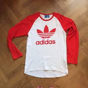Adidas storlek L, långärmad T-shirt i vitt med rött tryck och röda armar. Från Volt