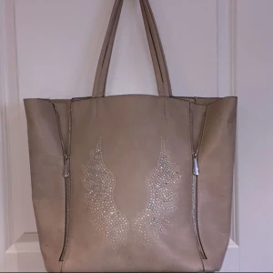  - Väldigt fräsh och fin bara att vissa diamanter har låstnat som man ser på andra bilden och därför säljs den för mycket billigare.