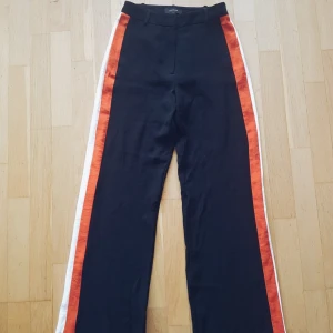  - Säljer mina favoritbyxor. De är de perfekta festbyxorna som funkar lika bra om en vill vara lite uppklädd till vardags. Supersnygga till hösten m de oreanga och vita ränderna på byxbenen. Endast burit dem ett fåtal gånger då de blivit lite små för mig   Strl: 6 uk 