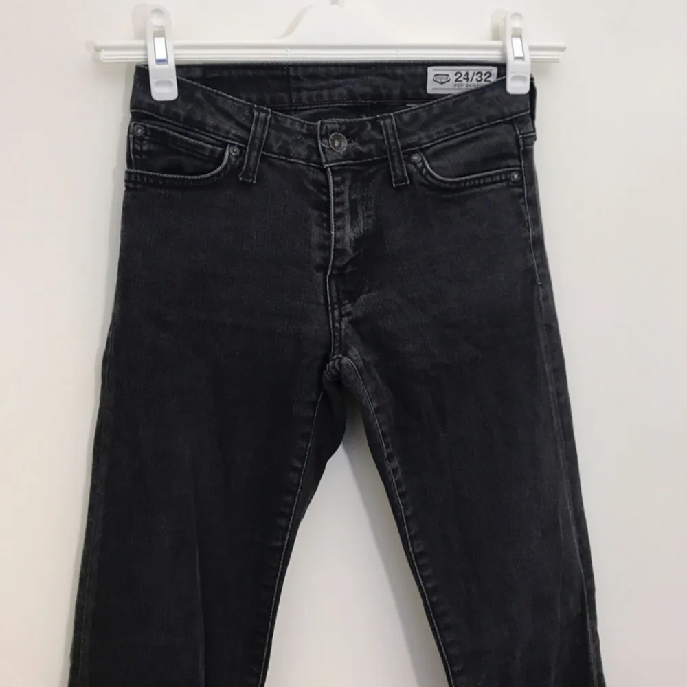 Crocker-jeans i storlek 24, längd 32 (24/32). Jeansen är i en 
