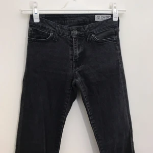  - Crocker-jeans i storlek 24, längd 32 (24/32). Jeansen är i en "stengrå" färg och har låg midja. Det är bara att skriva ifall du skulle vilja ha fler mått på jeansen. 👖  Hämtas i Uppsala eller fraktas till önskad adress. 