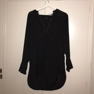 - Fin tunika med snörning!