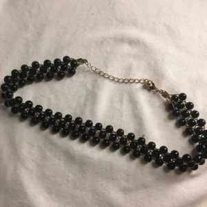  - Svart pärl choker med knäppning i nacken aldrig använd och den är i mycket bra skick, swish går bra köpare står för frakt