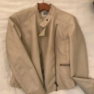  - Jacka i skinnimitation, knappt använd. Som ny! 