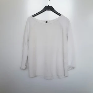 - Vit trekvarts tröja. Väl använd. Mötas upp i Norrköping annars står köparen för frakt