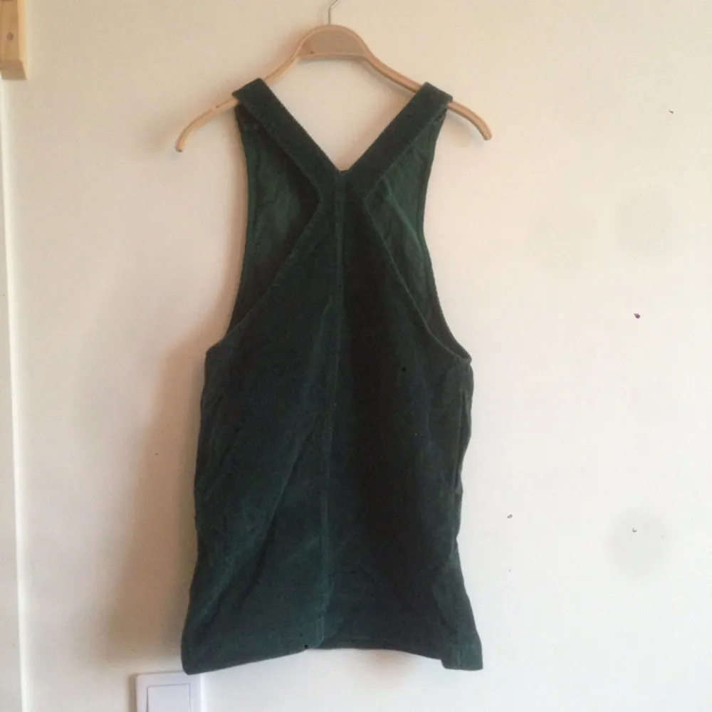 Grön hängselklänning. Köparen står för frakt. Kan mötas i Stockholm. Annars åker den till myrorna🌸. Klänningar.