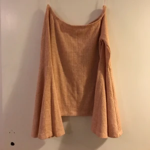  - Off shoulder topp i aprikos