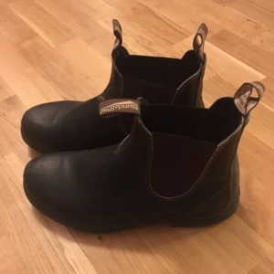  - Blundstone 500, bruna i läder, storlek 10,5. Använda väldigt lite och säljes pga fel storlek.   Hämtas i Annedal, Bromma eller möta upp i Sundbyberg, Odenplan, Centrala Uppsala eller Stockholm City. Kan fraktas men då står köparen för hela frakten.