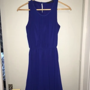  - Jättefin o skön blå klänning med öglor vid midjan för bälte, köparen står för frakten 