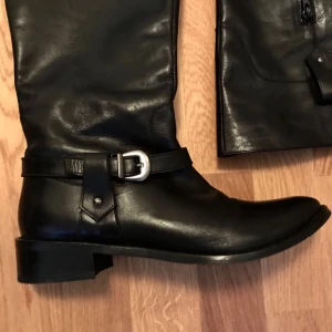  - Riktigt snygga svarta over-knee boots/stövlar i lackat skinn/läder, storlek 40. Aldrig använda men skulle använt dem ifall de var i min skostorlek. De är i nyskick! Priset för dessa var 1000:-🌺