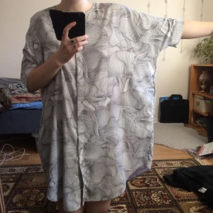  - Klänning/tunika från Monki i storlek S men som känns som L. Går att knäppa hela vägen med knappar