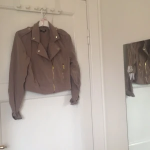  - Säljer denna jacka i mocha imitation🌸 köparen står för eventuell frakt