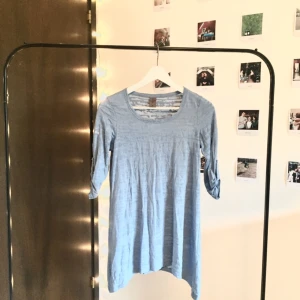  - Off-blå lång tröja. Perfekt för danspasset, gympasalen eller myset hemma. 