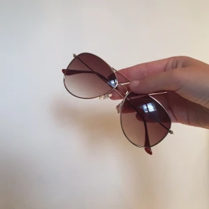  - Säljer dessa snygga pilot solglasögonen🌸 frakt betalas av köparen