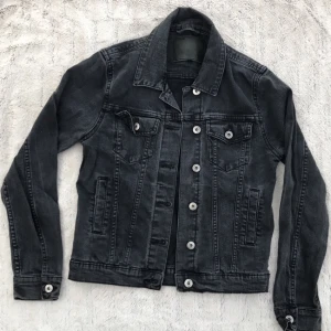  - Gråsvart Jeanjacka i storlek S! Lite stretchig. Sparsamt använd! FRI FRAKT! Fråga på om du undrar något (mått, mötas upp osv.) möjlighet till sänkt pris vid köp av flera plagg (stor garderobsrensning på G!!)