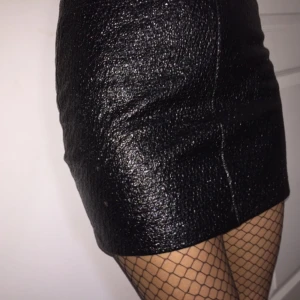  - Svart lackad kjol supersnygg!