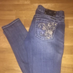  - Miss me jeans i storlek 28. Pris kan diskuteras vid snabb affär. Köparen står för fraktkostnaden🌸